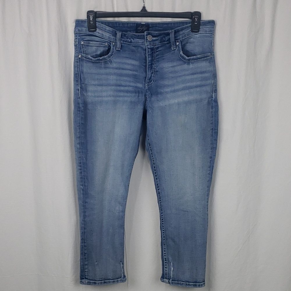Daytrip Women's 32 Light Wash Blue Jean Capris